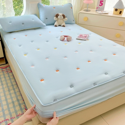 91家纺网 家纺一手货源 找家纺 （总）圣比熊 2025新款水洗棉刺绣夹棉床笠床笠防滑床罩床垫保护套榻榻米宿舍三件套