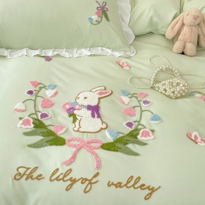 91家纺网 家纺一手货源 找家纺 易禾家纺 2025新款韩版小清新毛巾绣水洗棉四件套学生宿舍三件套铃兰小兔系列（专板花型） 铃兰小兔-浅绿