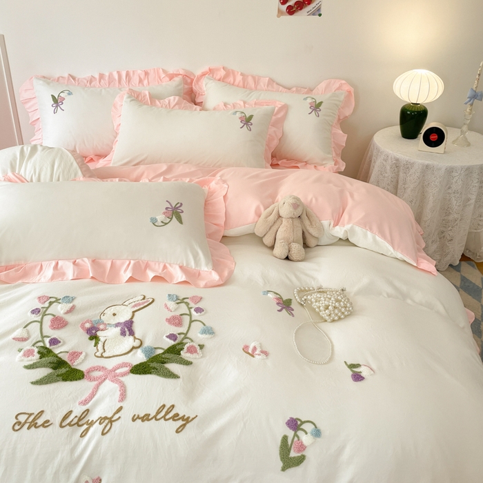 91家纺网 家纺一手货源 找家纺 易禾家纺 2025新款韩版小清新毛巾绣水洗棉四件套学生宿舍三件套铃兰小兔系列（专板花型） 铃兰小兔-奶白粉