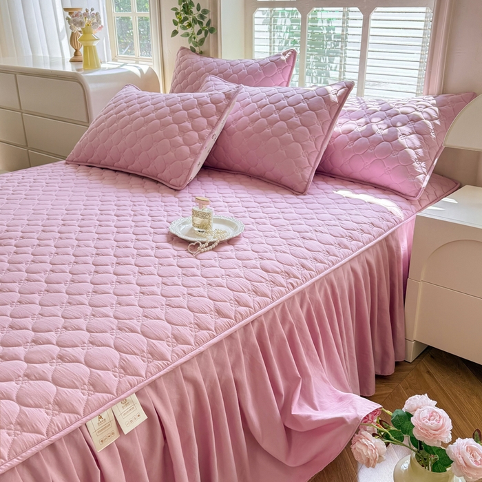 91家纺网 家纺一手货源 找家纺 金盛皇朝家纺 2025新款纯色水洗棉夹棉床裙三件套四件套 绯色涟漪