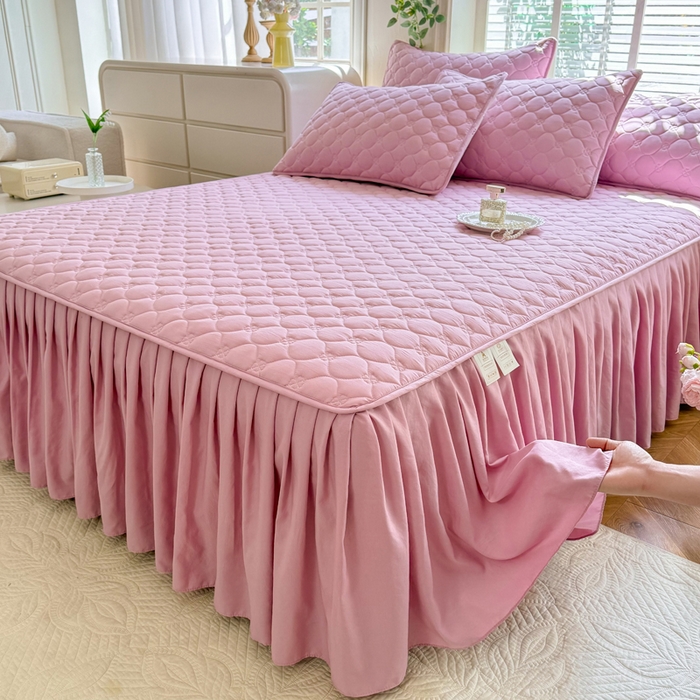 91家纺网 家纺一手货源 找家纺 金盛皇朝家纺 2025新款纯色水洗棉夹棉床裙三件套四件套 绯色涟漪