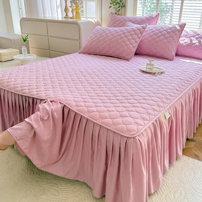 91家纺网 家纺一手货源 找家纺 金盛皇朝家纺 2025新款纯色水洗棉夹棉床裙三件套四件套 绯色涟漪