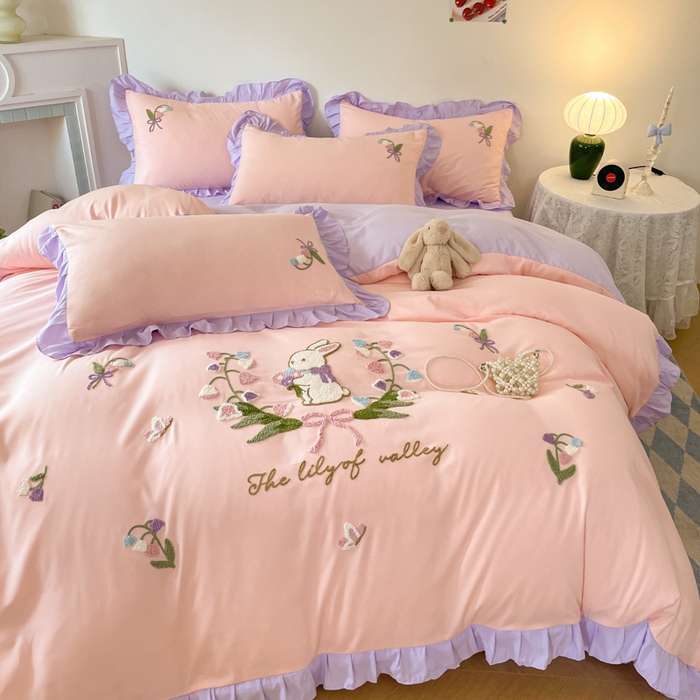 91家纺网 家纺一手货源 找家纺 易禾家纺 2025新款韩版小清新毛巾绣水洗棉四件套学生宿舍三件套铃兰小兔系列（专板花型） 铃兰小兔-粉紫