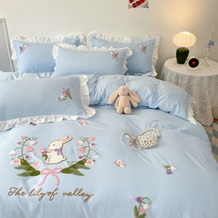 91家纺网 家纺一手货源 找家纺 易禾家纺 2025新款韩版小清新毛巾绣水洗棉四件套学生宿舍三件套铃兰小兔系列（专板花型） 铃兰小兔-蓝