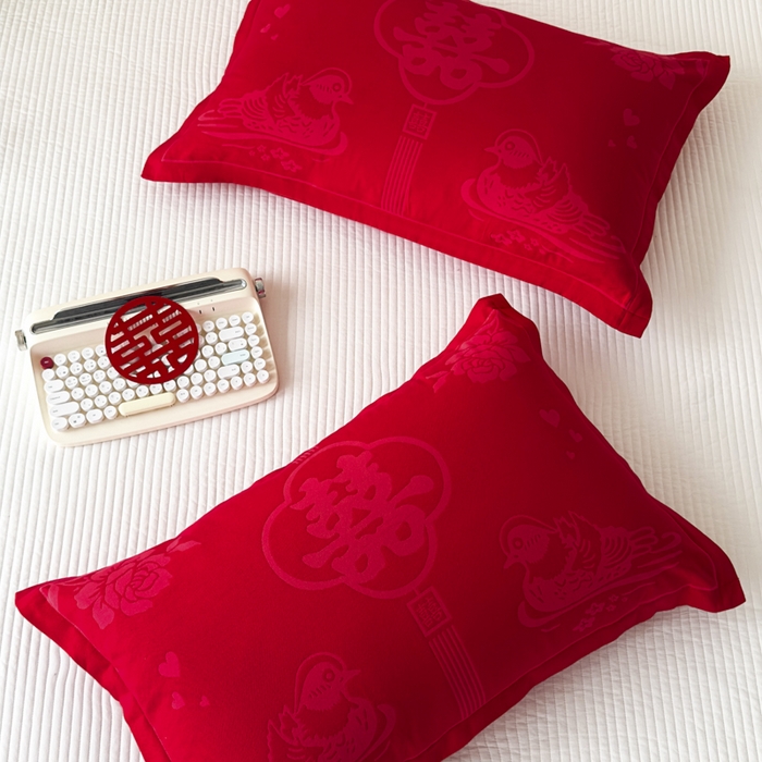 91家纺网 家纺一手货源 找家纺 悦然毛巾被 2025新款婚庆大红三层全棉纱布枕套 欢喜鸳鸯