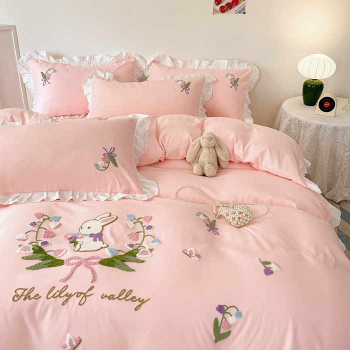 91家纺网 家纺一手货源 找家纺 易禾家纺 2025新款韩版小清新毛巾绣水洗棉四件套学生宿舍三件套铃兰小兔系列（专板花型） 铃兰小兔-粉