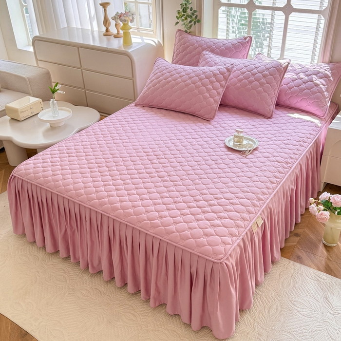 91家纺网 家纺一手货源 找家纺 金盛皇朝家纺 2025新款纯色水洗棉夹棉床裙三件套四件套 绯色涟漪