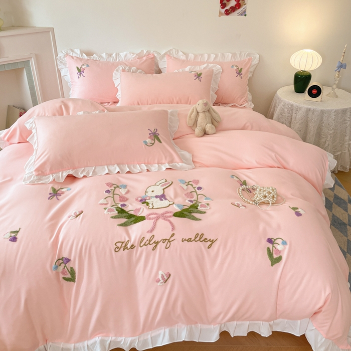 91家纺网 家纺一手货源 找家纺 易禾家纺 2025新款韩版小清新毛巾绣水洗棉四件套学生宿舍三件套铃兰小兔系列（专板花型） 铃兰小兔-粉