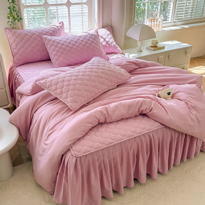 91家纺网 家纺一手货源 找家纺 金盛皇朝家纺 2025新款纯色水洗棉夹棉床裙三件套四件套 绯色涟漪