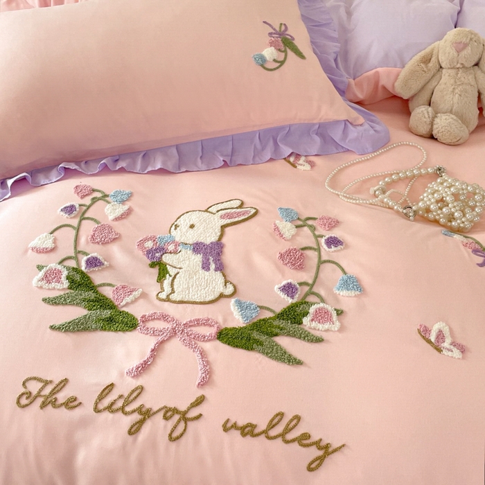91家纺网 家纺一手货源 找家纺 易禾家纺 2025新款韩版小清新毛巾绣水洗棉四件套学生宿舍三件套铃兰小兔系列（专板花型） 铃兰小兔-粉紫