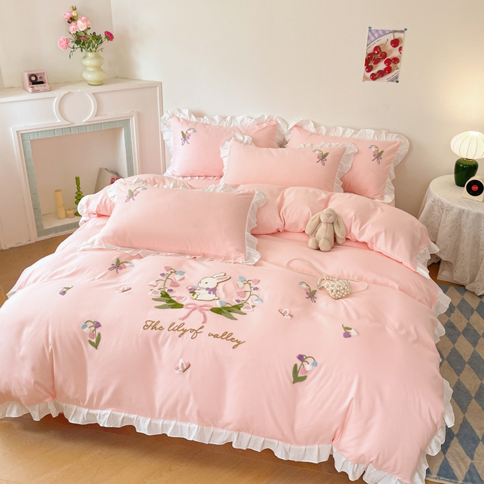 91家纺网 家纺一手货源 找家纺 易禾家纺 2025新款韩版小清新毛巾绣水洗棉四件套学生宿舍三件套铃兰小兔系列（专板花型） 铃兰小兔-粉