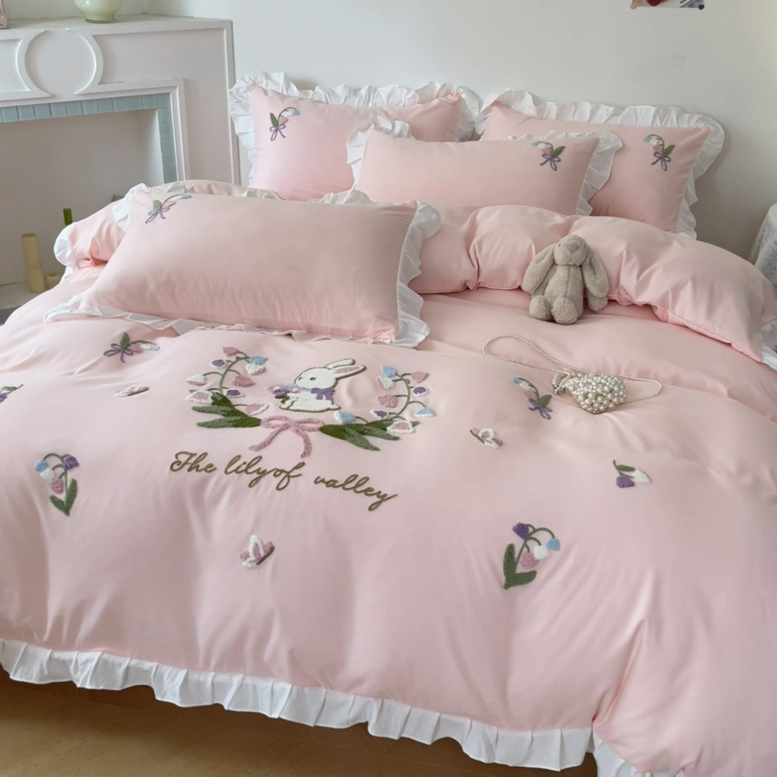 91家纺网 家纺一手货源 找家纺 易禾家纺 2025新款韩版小清新毛巾绣水洗棉四件套学生宿舍三件套铃兰小兔系列（专板花型） 铃兰小兔-粉