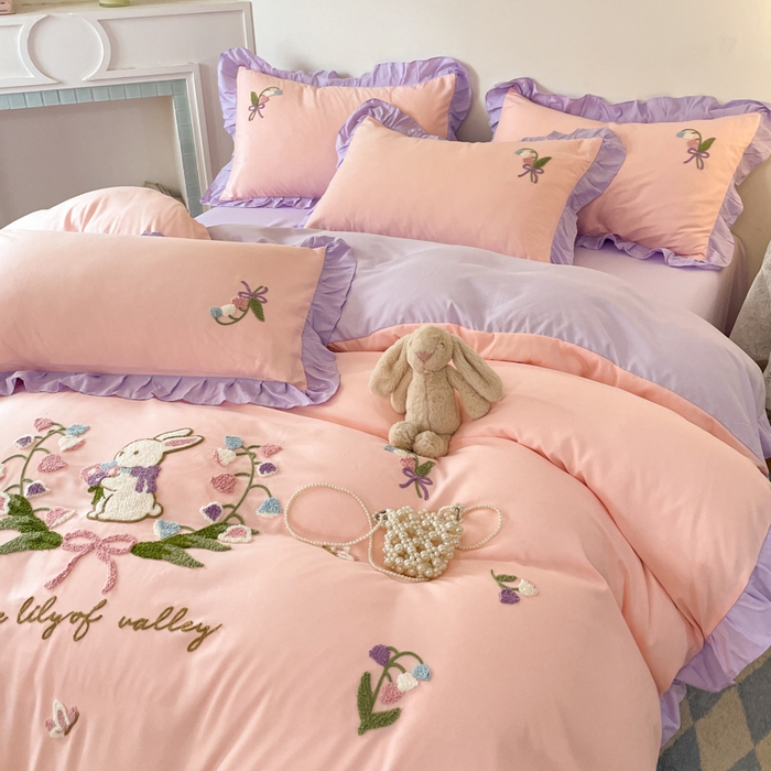 91家纺网 家纺一手货源 找家纺 易禾家纺 2025新款韩版小清新毛巾绣水洗棉四件套学生宿舍三件套铃兰小兔系列（专板花型） 铃兰小兔-粉紫