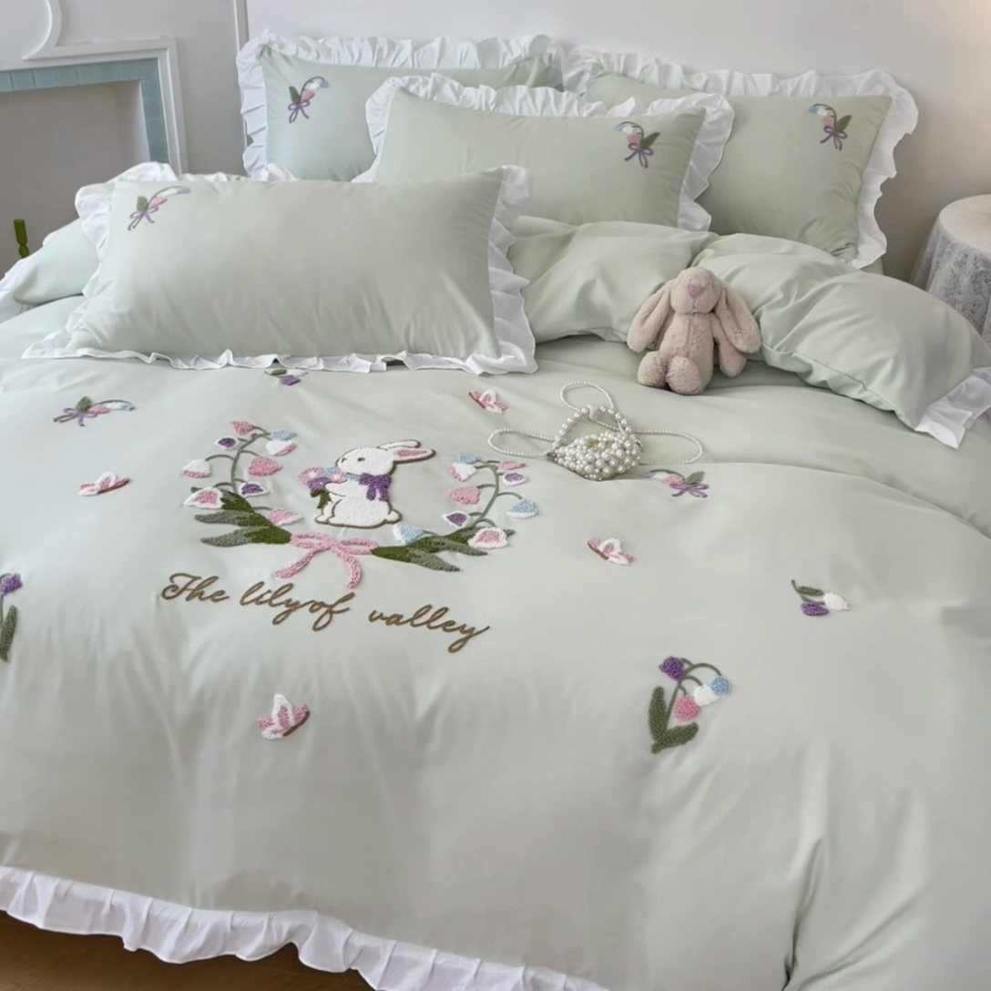 91家纺网 家纺一手货源 找家纺 易禾家纺 2025新款韩版小清新毛巾绣水洗棉四件套学生宿舍三件套铃兰小兔系列（专板花型） 铃兰小兔-浅绿