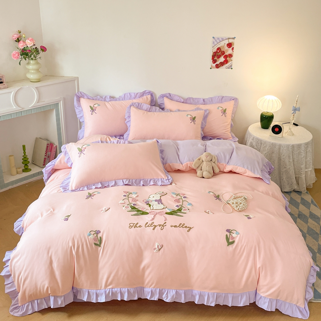 91家纺网 家纺一手货源 找家纺 易禾家纺 2025新款韩版小清新毛巾绣水洗棉四件套学生宿舍三件套铃兰小兔系列（专板花型） 铃兰小兔-粉紫