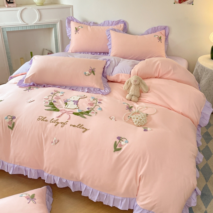 91家纺网 家纺一手货源 找家纺 易禾家纺 2025新款韩版小清新毛巾绣水洗棉四件套学生宿舍三件套铃兰小兔系列（专板花型） 铃兰小兔-粉紫