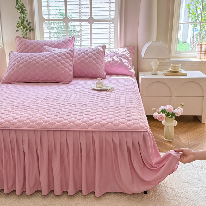 91家纺网 家纺一手货源 找家纺 金盛皇朝家纺 2025新款纯色水洗棉夹棉床裙三件套四件套 绯色涟漪