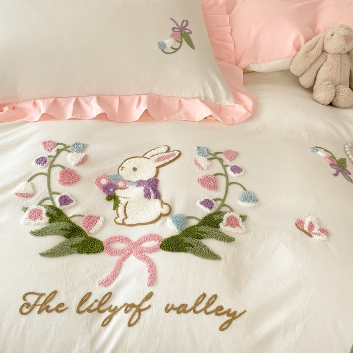 91家纺网 家纺一手货源 找家纺 易禾家纺 2025新款韩版小清新毛巾绣水洗棉四件套学生宿舍三件套铃兰小兔系列（专板花型） 铃兰小兔-奶白粉