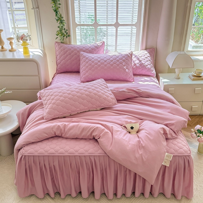 91家纺网 家纺一手货源 找家纺 金盛皇朝家纺 2025新款纯色水洗棉夹棉床裙三件套四件套 绯色涟漪