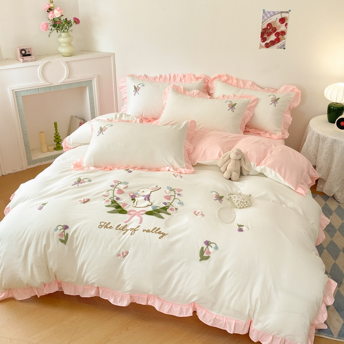 91家纺网 家纺一手货源 找家纺 易禾家纺 2025新款韩版小清新毛巾绣水洗棉四件套学生宿舍三件套铃兰小兔系列（专板花型） 铃兰小兔-奶白粉