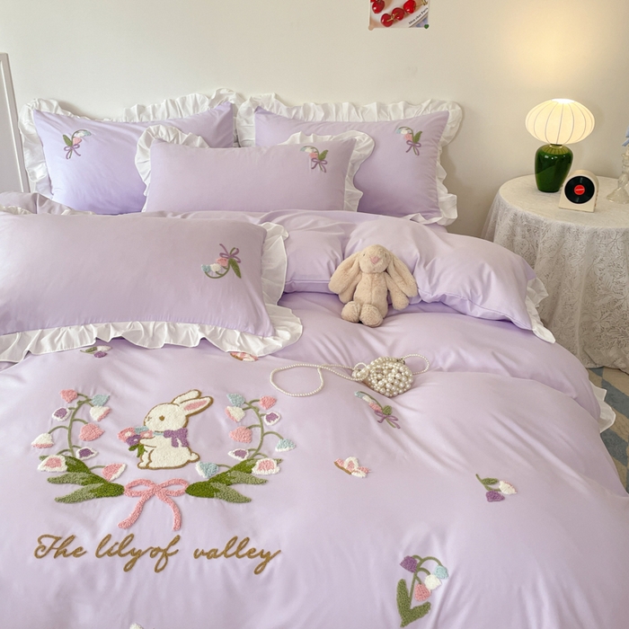 91家纺网 家纺一手货源 找家纺 易禾家纺 2025新款韩版小清新毛巾绣水洗棉四件套学生宿舍三件套铃兰小兔系列（专板花型） 铃兰小兔-紫