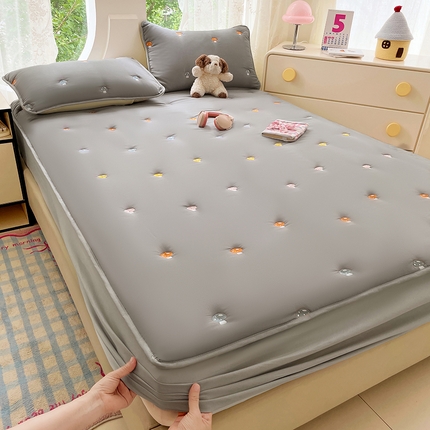 圣比熊 2025新款水洗棉刺绣夹棉床笠床笠防滑床罩床垫保护套榻榻米宿舍三件套 蘑菇屋-高级灰