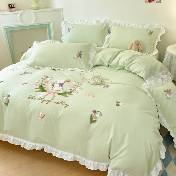 91家纺网 家纺一手货源 找家纺 易禾家纺 2025新款韩版小清新毛巾绣水洗棉四件套学生宿舍三件套铃兰小兔系列（专板花型） 铃兰小兔-浅绿