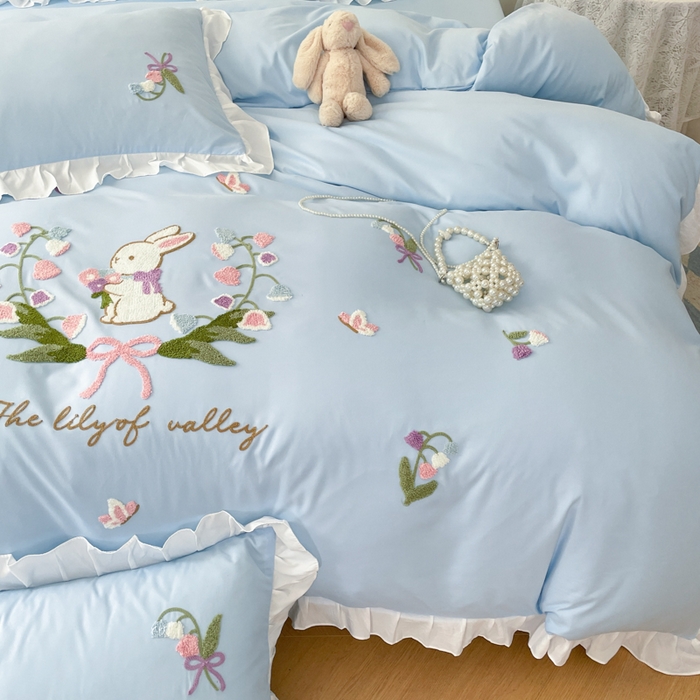 91家纺网 家纺一手货源 找家纺 易禾家纺 2025新款韩版小清新毛巾绣水洗棉四件套学生宿舍三件套铃兰小兔系列（专板花型） 铃兰小兔-蓝