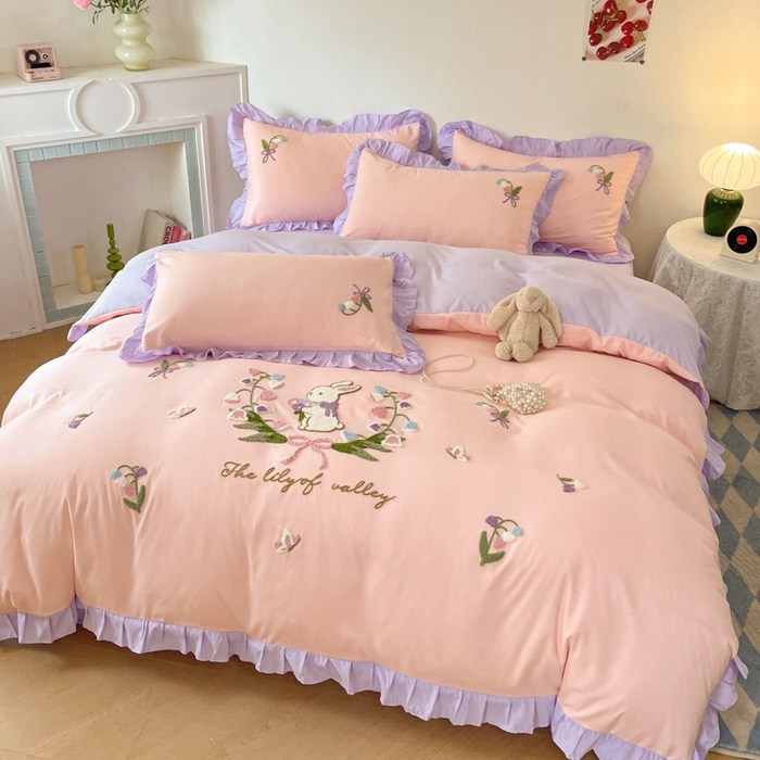 91家纺网 家纺一手货源 找家纺 易禾家纺 2025新款韩版小清新毛巾绣水洗棉四件套学生宿舍三件套铃兰小兔系列（专板花型） 铃兰小兔-粉紫
