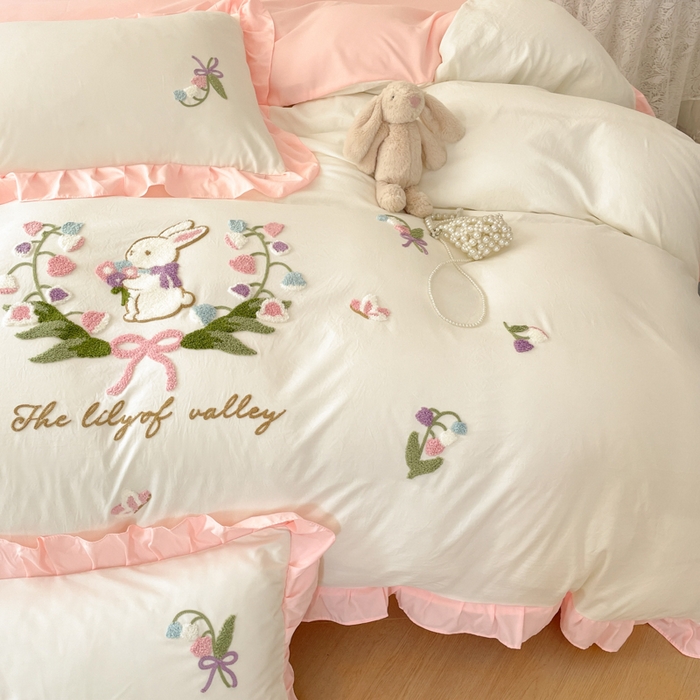 91家纺网 家纺一手货源 找家纺 易禾家纺 2025新款韩版小清新毛巾绣水洗棉四件套学生宿舍三件套铃兰小兔系列（专板花型） 铃兰小兔-奶白粉