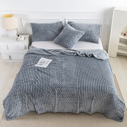 91家纺网 家纺一手货源 找家纺 （总）悦织湾家纺 2025新款280克重金龟绒毛毯牛奶绒格子条纹抽条盖毯休闲沙发毯披肩小毯子跨境专供可打卷压缩