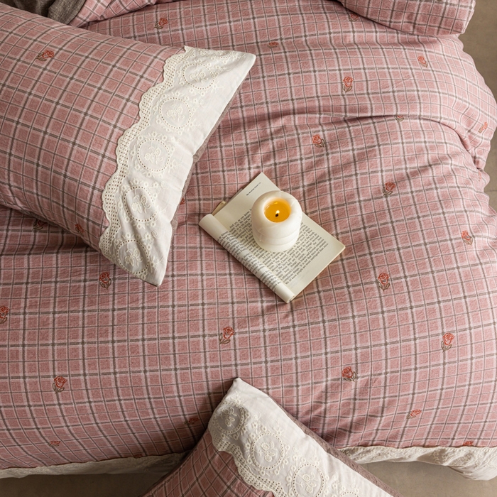 91家纺网 家纺一手货源 找家纺 迷尚家居 2025新款复古色织仿棉麻全棉花边四件套 秋恋红-棉麻