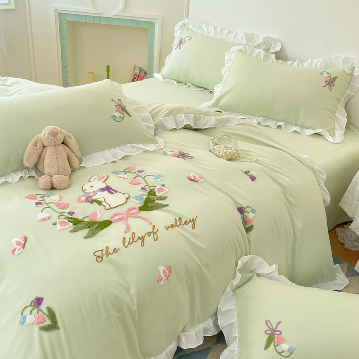91家纺网 家纺一手货源 找家纺 易禾家纺 2025新款韩版小清新毛巾绣水洗棉四件套学生宿舍三件套铃兰小兔系列（专板花型） 铃兰小兔-浅绿