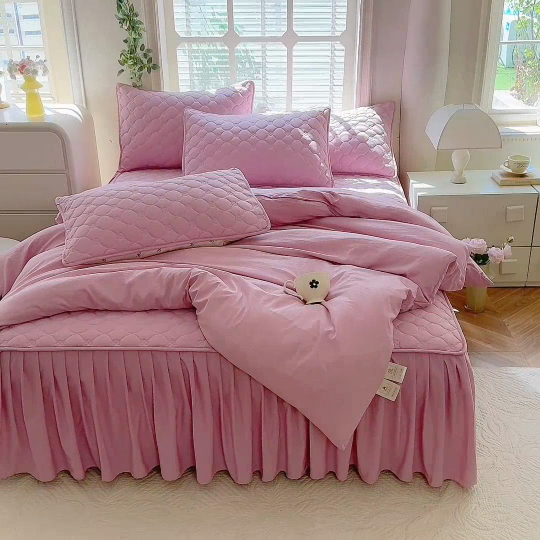 91家纺网 家纺一手货源 找家纺 金盛皇朝家纺 2025新款纯色水洗棉夹棉床裙三件套四件套 绯色涟漪