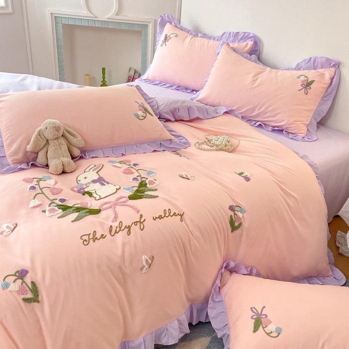 91家纺网 家纺一手货源 找家纺 易禾家纺 2025新款韩版小清新毛巾绣水洗棉四件套学生宿舍三件套铃兰小兔系列（专板花型） 铃兰小兔-粉紫