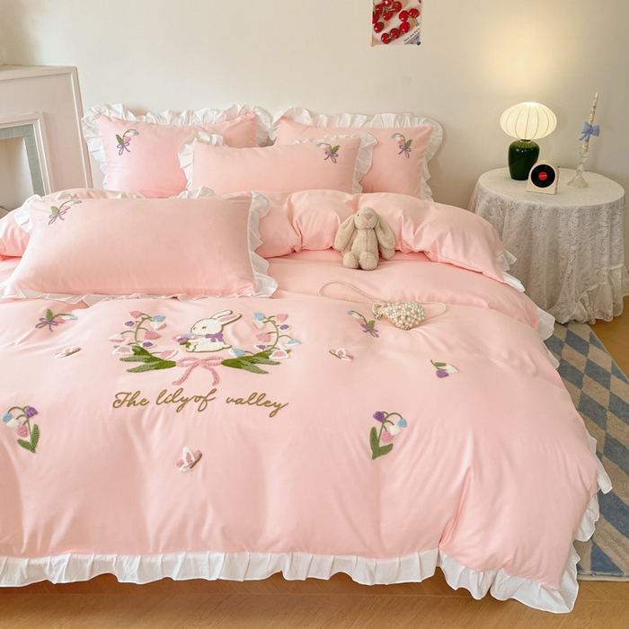 91家纺网 家纺一手货源 找家纺 易禾家纺 2025新款韩版小清新毛巾绣水洗棉四件套学生宿舍三件套铃兰小兔系列（专板花型） 铃兰小兔-粉