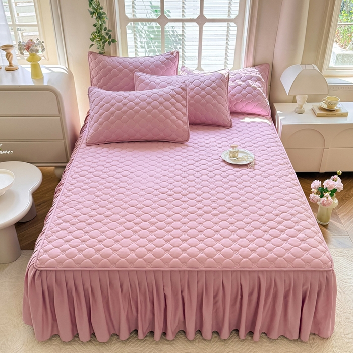 91家纺网 家纺一手货源 找家纺 金盛皇朝家纺 2025新款纯色水洗棉夹棉床裙三件套四件套 绯色涟漪