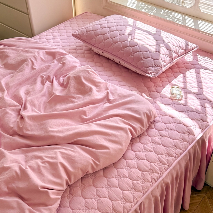 91家纺网 家纺一手货源 找家纺 金盛皇朝家纺 2025新款纯色水洗棉夹棉床裙三件套四件套 绯色涟漪