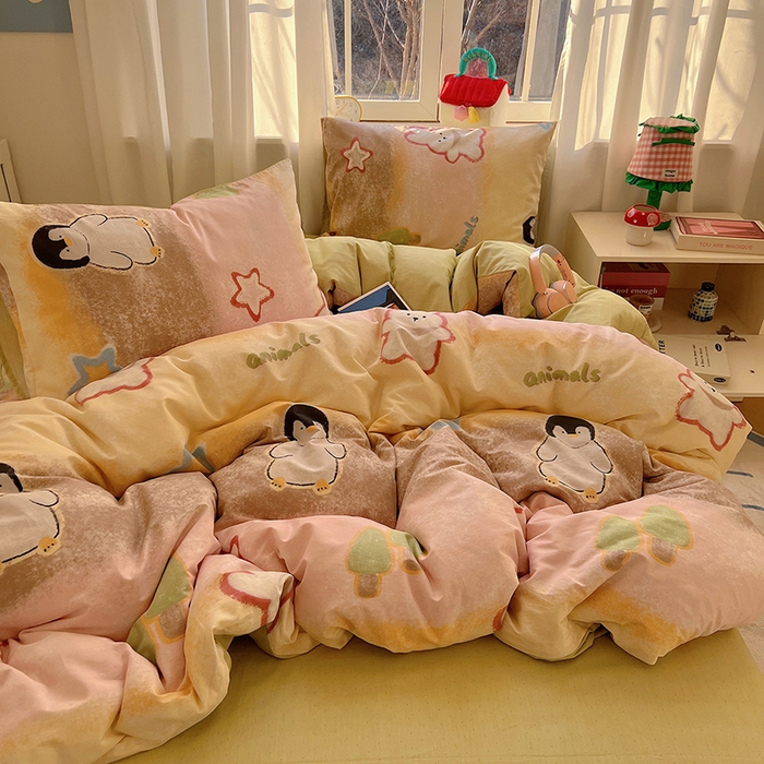 91家纺网 家纺一手货源 找家纺 瑞莱 2025新款开学季全棉纯棉萌趣印花四件套 蜡笔企鹅兔