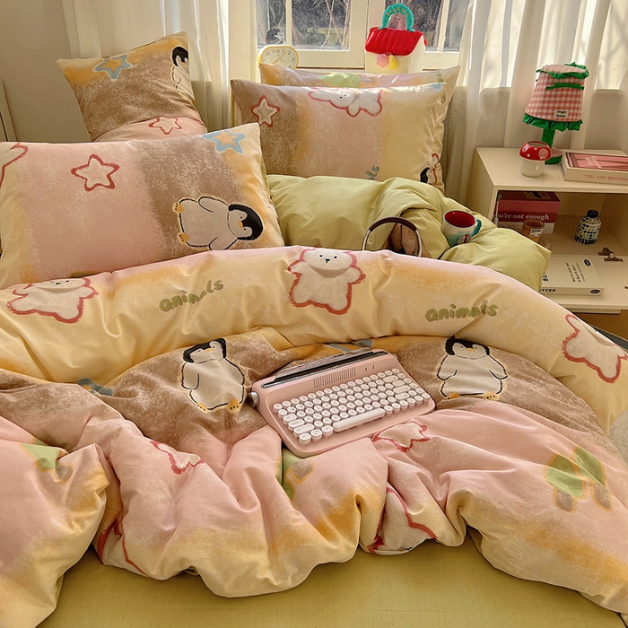 91家纺网 家纺一手货源 找家纺 瑞莱 2025新款开学季全棉纯棉萌趣印花四件套 蜡笔企鹅兔