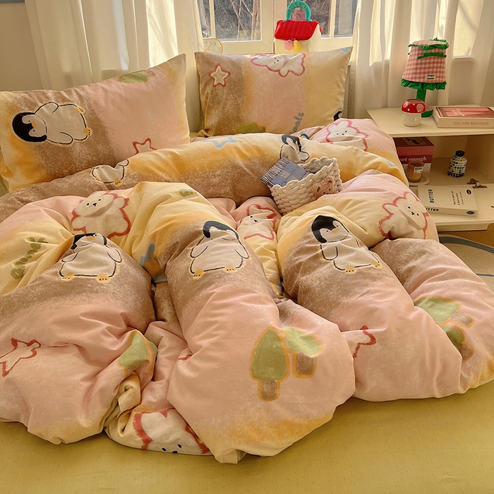 91家纺网 家纺一手货源 找家纺 瑞莱 2025新款开学季全棉纯棉萌趣印花四件套 蜡笔企鹅兔