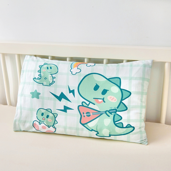 91家纺网 家纺一手货源 找家纺 梵赫 2025新款纯棉A类50*50数码卡通大版婴童套件幼儿园三件套 时尚恐龙