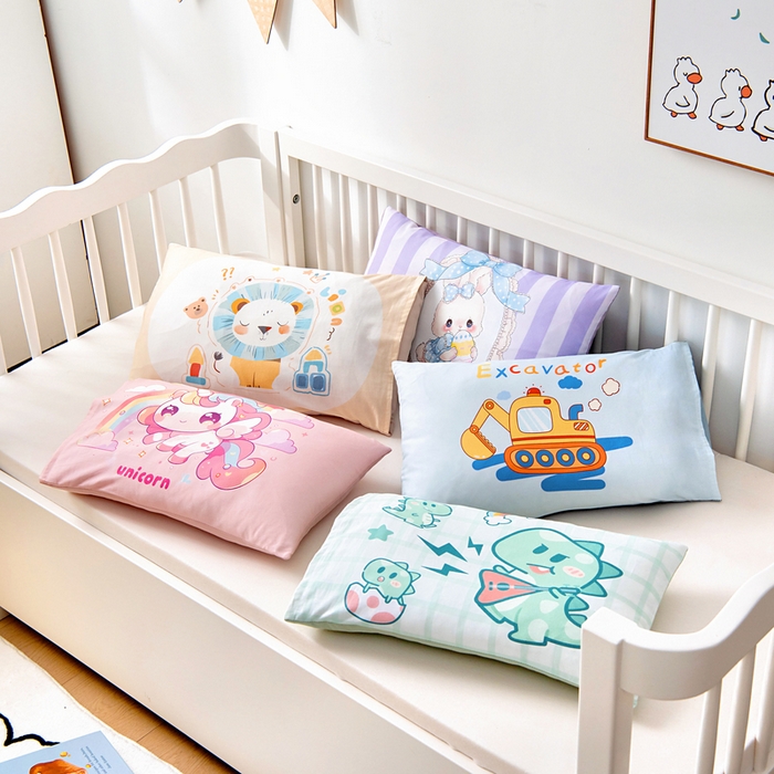 91家纺网 家纺一手货源 找家纺 梵赫 2025新款纯棉A类50*50数码卡通大版婴童套件幼儿园三件套 组合图仅供展示