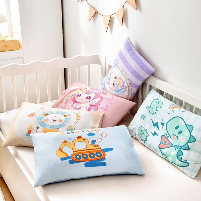 91家纺网 家纺一手货源 找家纺 梵赫 2025新款纯棉A类50*50数码卡通大版婴童套件幼儿园三件套 组合图仅供展示