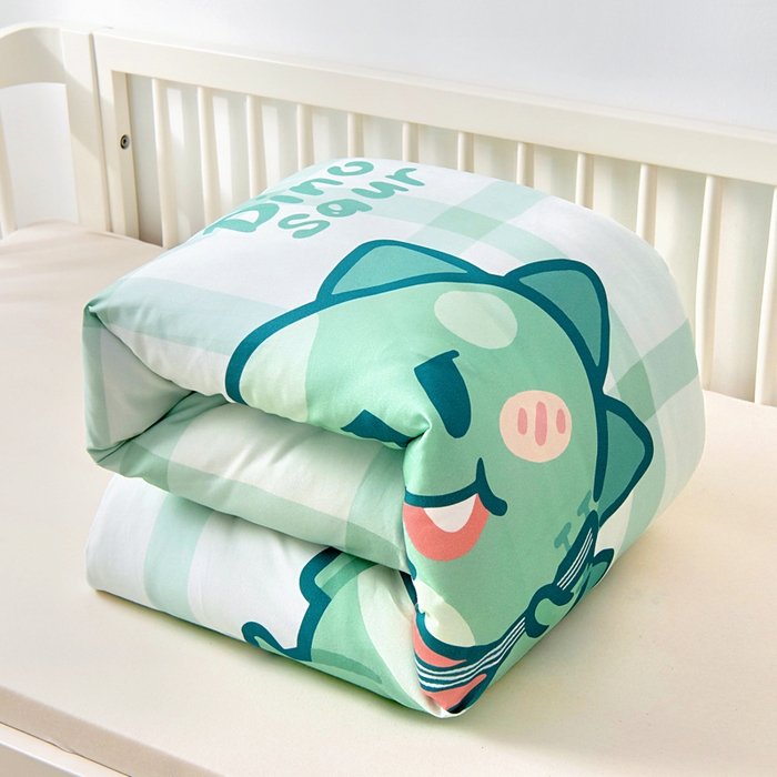 91家纺网 家纺一手货源 找家纺 梵赫 2025新款纯棉A类50*50数码卡通大版婴童套件幼儿园三件套 时尚恐龙