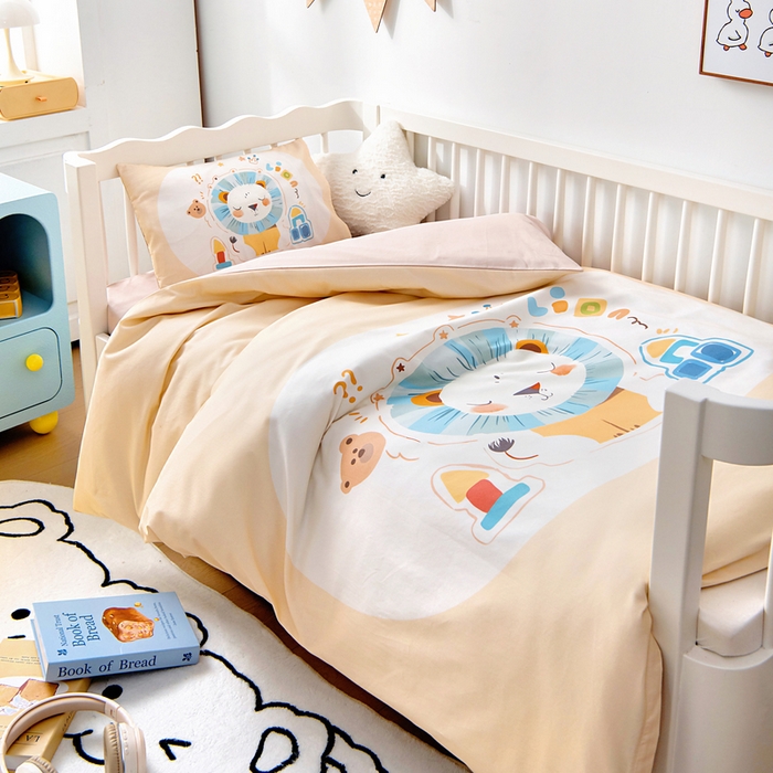 91家纺网 家纺一手货源 找家纺 梵赫 2025新款纯棉A类50*50数码卡通大版婴童套件幼儿园三件套 狮子先生