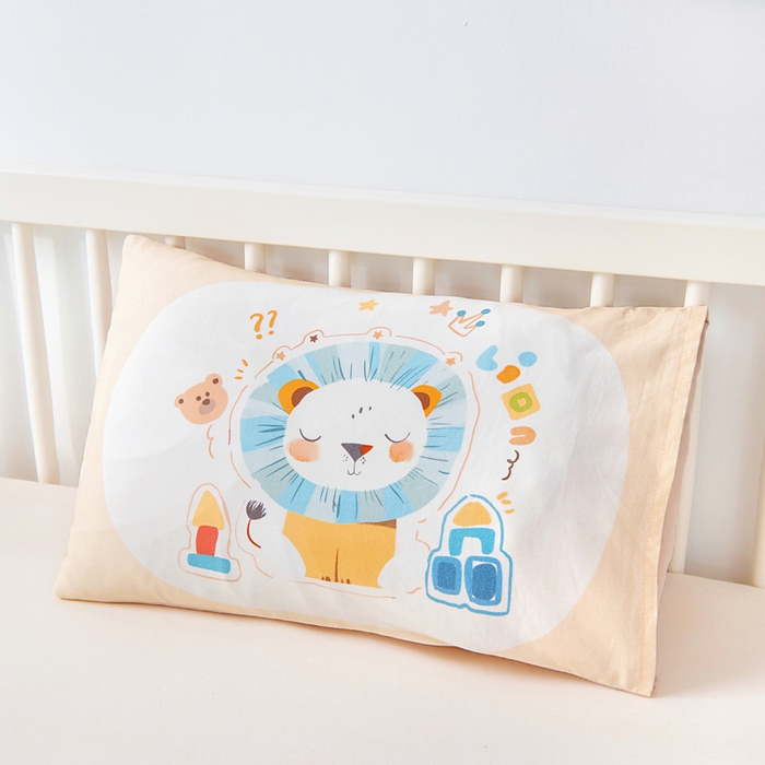 91家纺网 家纺一手货源 找家纺 梵赫 2025新款纯棉A类50*50数码卡通大版婴童套件幼儿园三件套 狮子先生