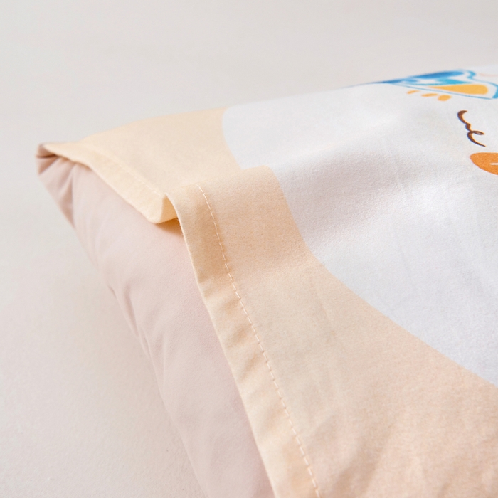 91家纺网 家纺一手货源 找家纺 梵赫 2025新款纯棉A类50*50数码卡通大版婴童套件幼儿园三件套 狮子先生