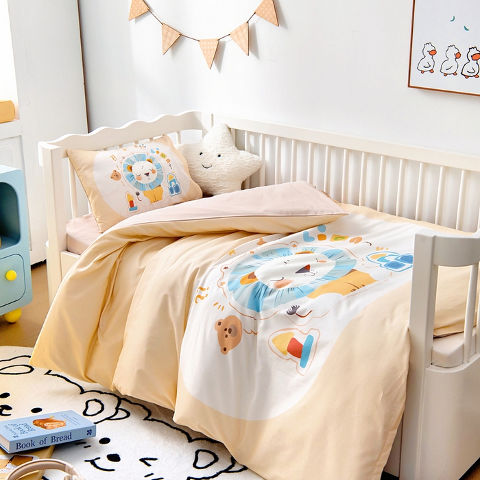 91家纺网 家纺一手货源 找家纺 梵赫 2025新款纯棉A类50*50数码卡通大版婴童套件幼儿园三件套 狮子先生