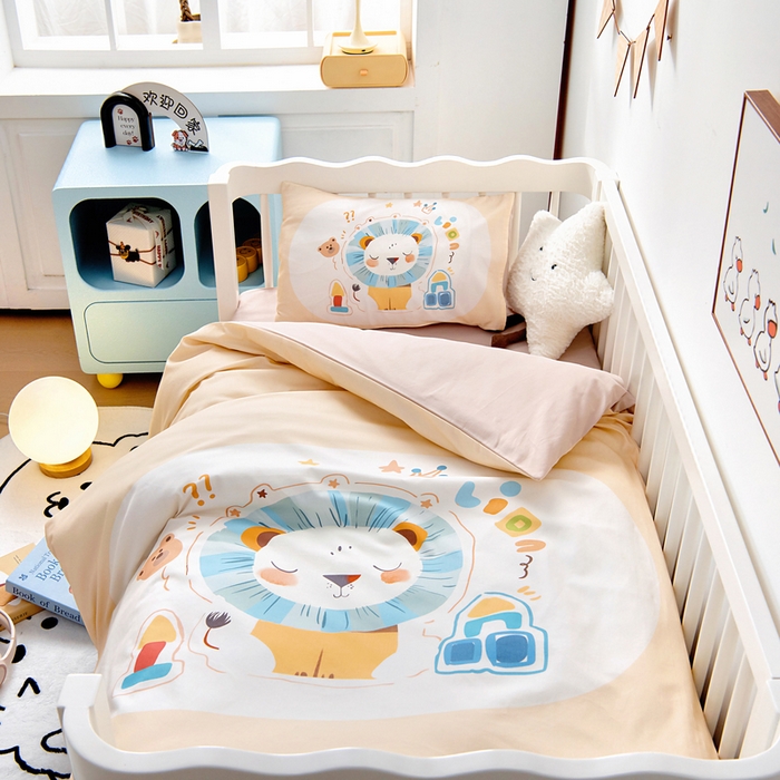 91家纺网 家纺一手货源 找家纺 梵赫 2025新款纯棉A类50*50数码卡通大版婴童套件幼儿园三件套 狮子先生